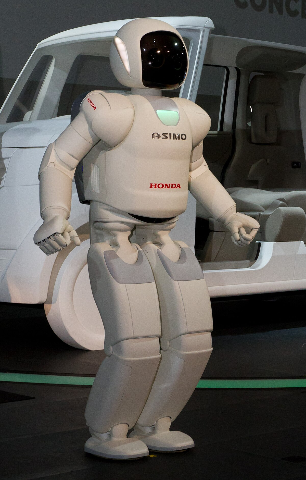 4. ASIMO, viết tắt của "Advanced Step in Innovative Mobility", là một trong những robot hình người đầu tiên trên thế giới được phát triển bởi Honda. Ra mắt lần đầu tiên vào năm 2000, ASIMO có khả năng đi bộ, chạy, leo cầu thang, và tương tác với con người. Với chiều cao 1,3 mét, ASIMO được thiết kế để hỗ trợ con người trong các nhiệm vụ hàng ngày và trong những môi trường nguy hiểm. Dù ASIMO đã ngừng sản xuất vào năm 2018, nhưng nó vẫn là biểu tượng của sự phát triển trong ngành công nghiệp robot.(Ảnh:Wikipedia)