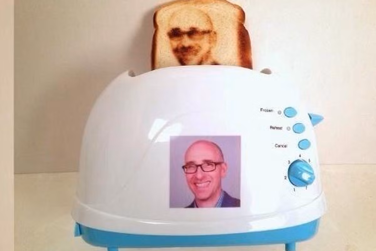 5. Máy nướng bánh mì in hình khuôn mặt: Nếu bạn muốn bắt đầu ngày mới với một chiếc bánh mì độc đáo, máy nướng bánh mì in hình khuôn mặt là phát minh dành cho bạn. Chỉ cần cung cấp một bức ảnh, chiếc máy sẽ in hình khuôn mặt bạn lên lát bánh mì nướng. Dù mang tính giải trí cao, nhưng nhiều người cho rằng điều này có thể gây ra chút... ám ảnh mỗi khi ăn sáng.(Ảnh: CellphoneS)