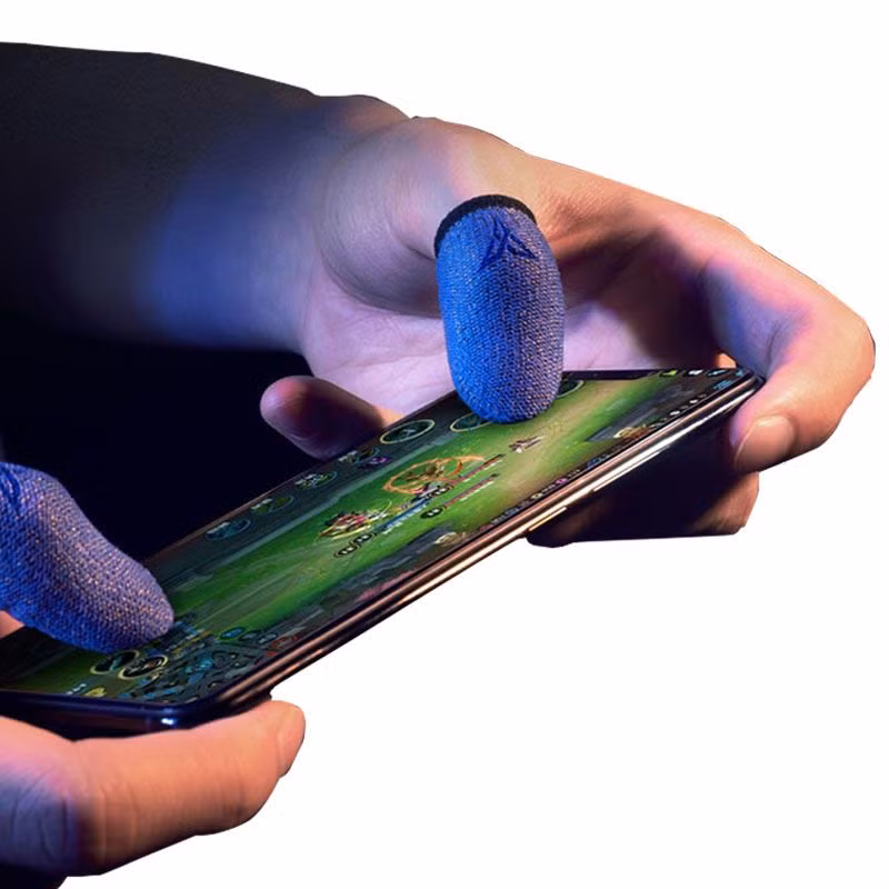 6. Găng tay chơi điện thoại: Trong mùa đông, việc sử dụng điện thoại cảm ứng có thể trở thành một thử thách khi bạn phải tháo găng tay để tương tác với màn hình. Để giải quyết vấn đề này, găng tay chơi điện thoại đã ra đời. Được thiết kế với chất liệu đặc biệt, găng tay này cho phép bạn thao tác trên màn hình cảm ứng mà không cần phải cởi bỏ. Tuy nhiên, điều này khiến nhiều người tự hỏi liệu chúng có thật sự cần thiết.(Ảnh: promax shop)