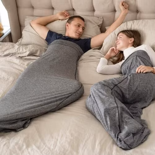 8. Chăn chống ngáy: Chăn chống ngáy là phát minh dành cho những ai thường xuyên bị người khác phàn nàn về việc ngáy khi ngủ. Chiếc chăn này có cảm biến tích hợp, phát hiện tiếng ngáy và tạo ra các rung động nhẹ để khiến người sử dụng thay đổi tư thế ngủ, từ đó giảm ngáy. Mặc dù ý tưởng này nghe có vẻ kỳ quặc, nhưng nó đã giúp cải thiện giấc ngủ của nhiều người.(Ảnh: Pinterest)