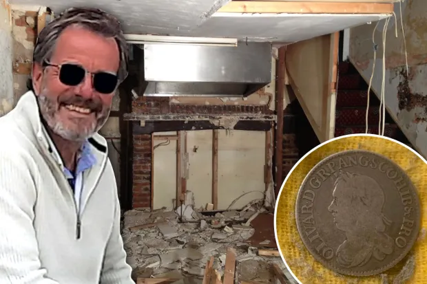 Trong một trường hợp tương tự, một người đàn ông ở Anh đã phát hiện ra cổ vật quý giá 350 năm tuổi bị lãng quên dưới sàn nhà khi đang dùng máy hút bụi để dọn dẹp quán rượu cũ. (Ảnh: The Sun)