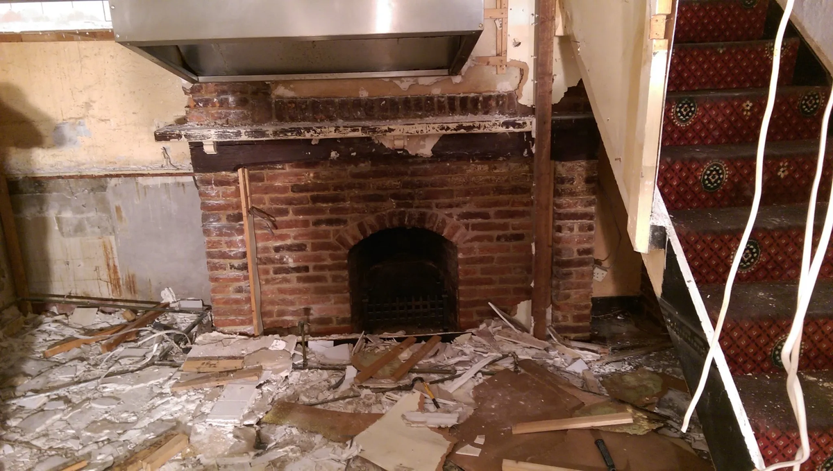 Trong khi dùng máy hút bụi để dọn dẹp qua cửa hàng, David đã nghe thấy một tiếng động nhỏ giống như tiếng va của kim loại. Sau khi đổ hết bụi bẩn ra ngoài, David vô cùng ngạc nhiên khi nhận ra đó là một kho báu.(Ảnh:The Sun)