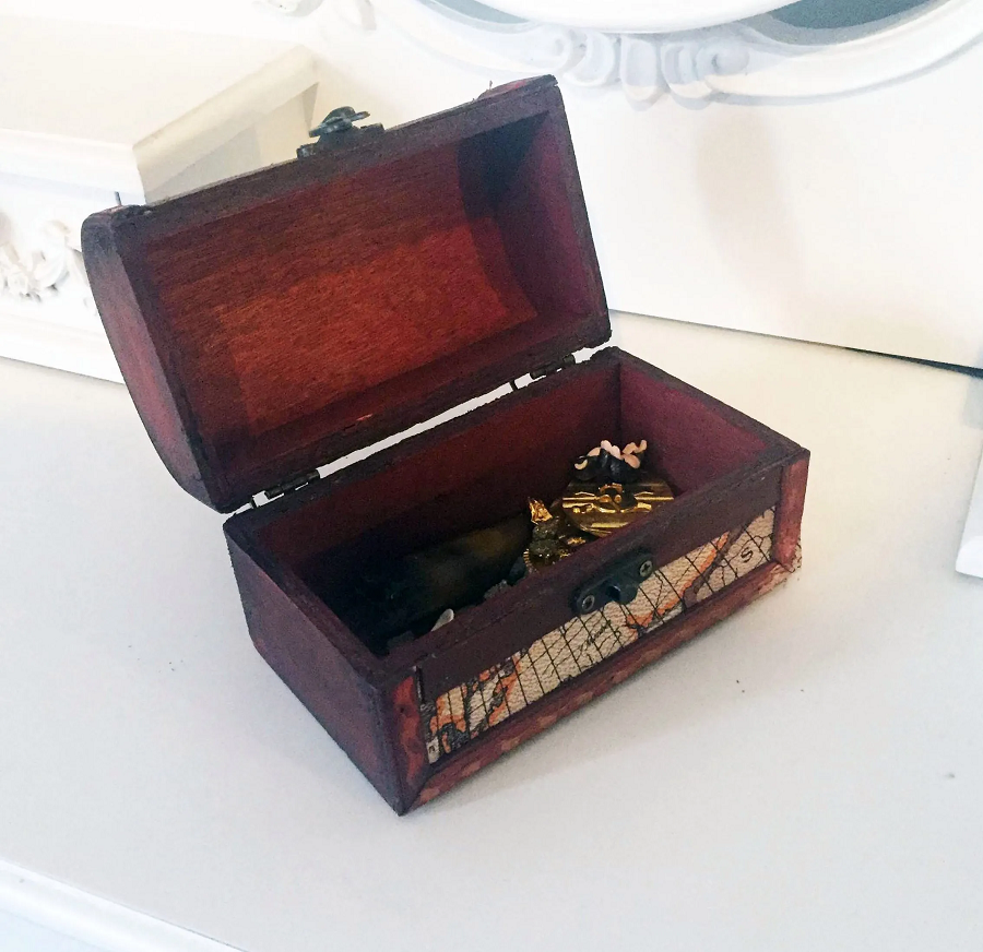 Sau khi nhận ra giá trị của đồng xu, anh đã đưa nó đến các chuyên gia, nơi có thể được định giá cao bởi nhà đấu giá Boningtons. (Ảnh: The Sun)