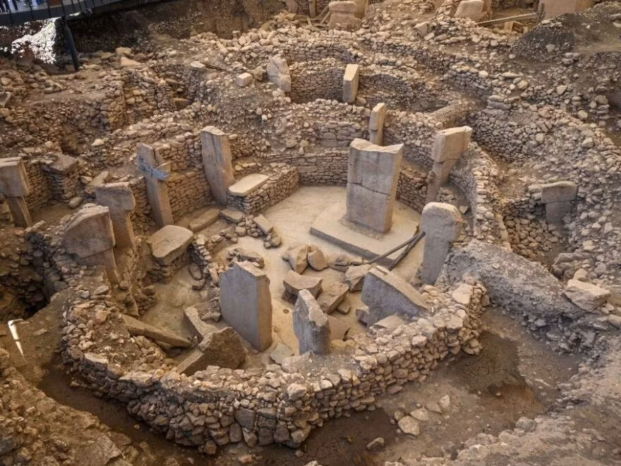 Sự kiện này được cho là đã gây ra những thay đổi khí hậu nghiêm trọng, thậm chí có thể là nguyên nhân dẫn đến một kỷ băng hà. Hậu quả của vụ va chạm này đã tác động mạnh mẽ đến văn hóa và xã hội của cư dân thời bấy giờ, có thể là động lực thúc đẩy sự phát triển của các tôn giáo mới và sự xuất hiện của nông nghiệp nhằm đối phó với điều kiện khí hậu khắc nghiệt.