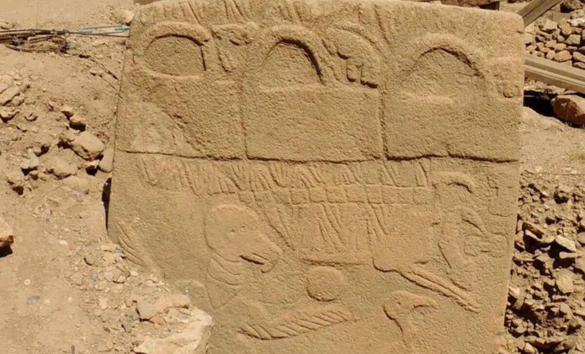 Göbekli Tepe, được coi là di chỉ khảo cổ lâu đời nhất trên thế giới với nhiều ngôi đền và hình chạm khắc tinh xảo, từ lâu đã là tâm điểm của các cuộc nghiên cứu khảo cổ học. Tuy nhiên, những phát hiện gần đây về hệ thống lịch được khắc trên cột đá tại đây đã khiến giới khoa học kinh ngạc. (Ảnh: dailygalaxy)