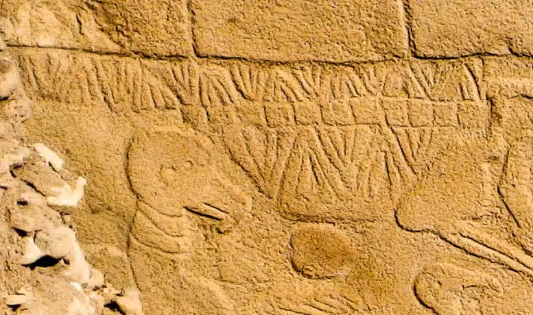 Theo nghiên cứu được công bố trên tạp chí Time and Mind, cột đá này chứa 365 ký hiệu hình chữ "V", tượng trưng cho số ngày trong năm, cùng với hình ảnh một con chim mang ký hiệu "V" trên cổ, được cho là đại diện cho chòm sao hạ chí.