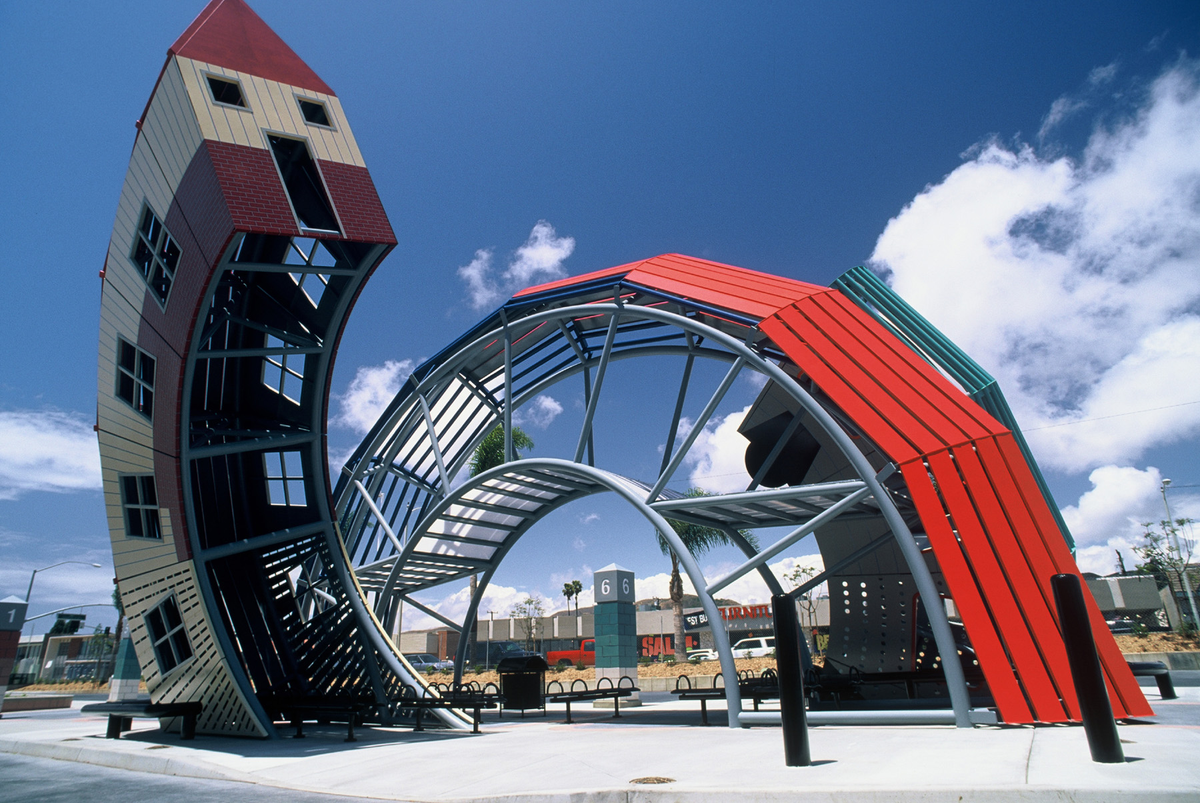 2. Trạm xe buýt xoắn cong tại Ventura, California: Thiết kế bởi Dennis Oppenheim, trạm xe buýt này xoắn 360 độ từ hình dáng một chiếc xe buýt thành ngôi nhà. Dù gây tranh cãi về tính thực dụng, nó được ca ngợi như một tác phẩm nghệ thuật trừu tượng.(Ảnh: Public Art Archive)