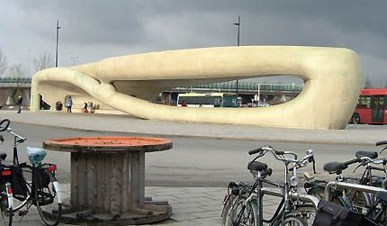 8. Trạm xe buýt hàm cá voi ở Hoofddorp, Hà Lan: NIO Architecten thiết kế trạm xe buýt này với vật liệu tổng hợp, tạo nên một công trình lớn nhất thế giới với thiết kế vừa hiện đại vừa nghệ thuật, lấy cảm hứng từ các yếu tố tự nhiên.