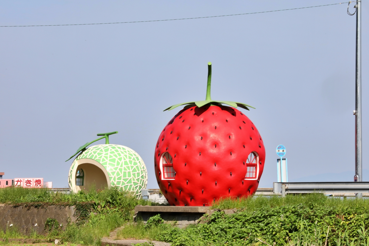 1. Trạm xe bus hình trái cây, Nhật Bản: Nằm ở thị trấn Konagai, Nhật Bản, chuỗi trạm xe bus hình quả dưa hấu là một phần của chiến dịch quảng bá nông sản địa phương. Các trạm xe bus ở đây được thiết kế dưới hình dạng của các loại trái cây khác nhau như dưa hấu, cam, dâu tây và cà chua, tạo nên một không gian vui nhộn và đầy màu sắc, thu hút cả người dân và du khách. (Ảnh: TimeOut)