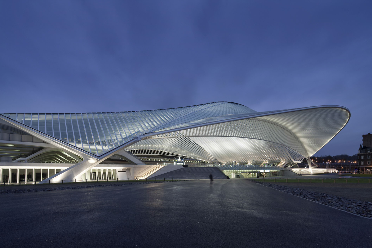 5. Trạm xe buýt hình chiếc lá Liège-Guillemins, Bỉ: Nhà ga và bến xe buýt này, thiết kế bởi Santiago Calatrava, nổi bật với mái vòm thép, kính và bê tông trắng, trở thành một trung tâm giao thông quan trọng của vùng.(Ảnh: Santiago Calatrava)