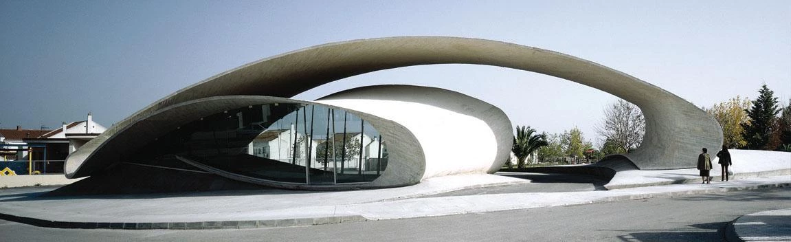 3. Trạm xe buýt Casar de Caceres, Tây Ban Nha: Kiến trúc sư Justo García Rubio thiết kế trạm với dải băng bê tông trắng cong độc đáo, vừa làm mái che vừa là kho chứa, thể hiện sự kết hợp giữa truyền thống và hiện đại. (Ảnh: Arquitectura Viva)