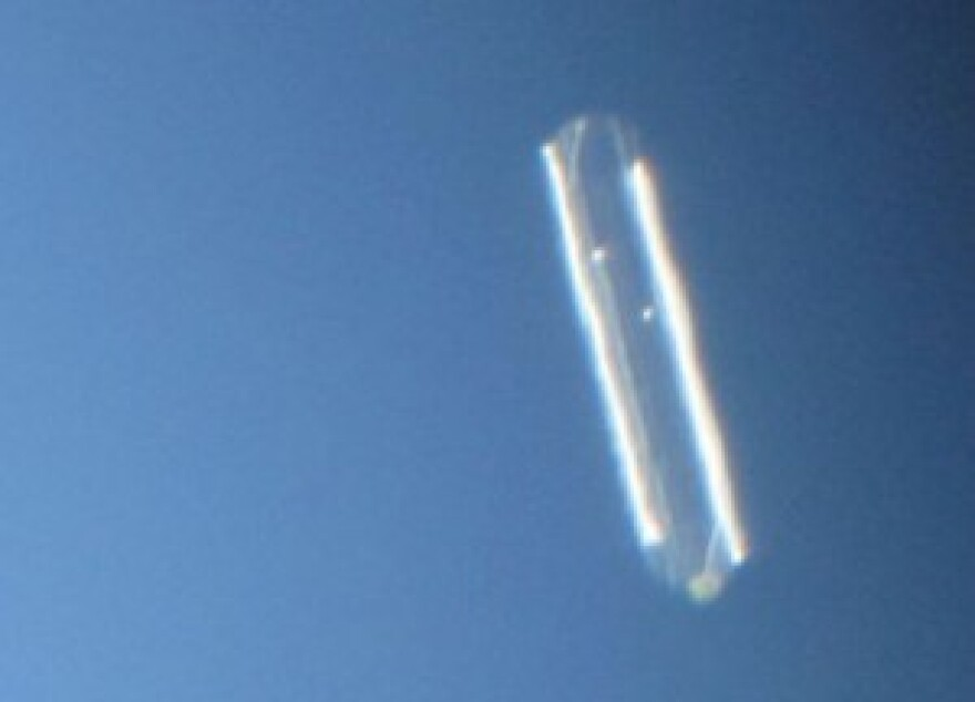 Một nhân chứng kể lại cuộc chạm trán với UFO vào năm 2002 khi đang làm việc trên một tàu chở than từ Russell, Kentucky đến Shelbiana, Kentucky. Ông mô tả việc đoàn tàu của mình bị một vật thể lơ lửng không rõ tấn công, gây hư hỏng nặng và khiến toàn bộ hệ thống điện trên tàu ngừng hoạt động. Ánh sáng từ UFO làm rối loạn các thiết bị điện tử và gây ra va chạm với đoàn tàu đang di chuyển với tốc độ khoảng 48km/h. (Ảnh: WEKU)