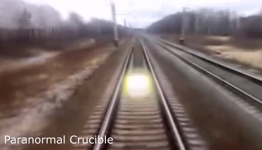 Một sự kiện tương tự cũng đã xảy ra vào năm 2014 tại Nga, khi một đoạn video ghi lại cảnh một ánh sáng UFO "theo đuổi" đoàn tàu. Những cuộc chạm trán này không chỉ gây tò mò mà còn mở ra nhiều câu hỏi về sự tồn tại của UFO và mối quan hệ giữa chúng với các phương tiện di chuyển trên Trái Đất. (Ảnh: Paranormal Crucible)