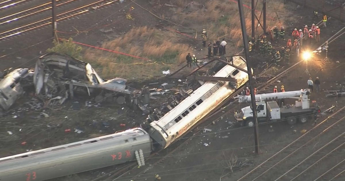 Trong đoạn video, một ánh sáng mạnh chớp lên ngay trước vụ tai nạn, gợi ý rằng có thể một phi thuyền của người ngoài hành tinh hoặc máy bay không người lái đã đâm vào đoàn tàu. Các nhân chứng và video hiện trường đều cho thấy ánh sáng flash trắng thường liên quan đến UFO, loại trừ khả năng do các tảng đá hay chim gây ra. (Ảnh: CBS News)