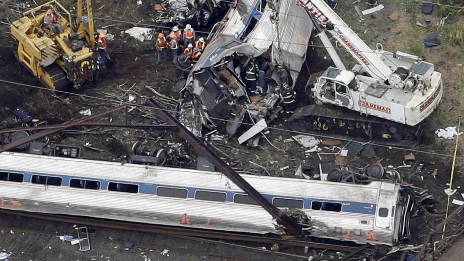 Hiện trường vụ tai nạn ngày 15/5/2015 tại Philadelphia đã trở thành tâm điểm của cuộc điều tra và tranh luận. Các báo cáo từ nhân chứng và những hình ảnh hiện trường cung cấp những manh mối quan trọng, nhưng vẫn chưa đủ để xác định rõ ràng nguồn gốc của ánh sáng chói mắt này. (Ảnh: CBC)