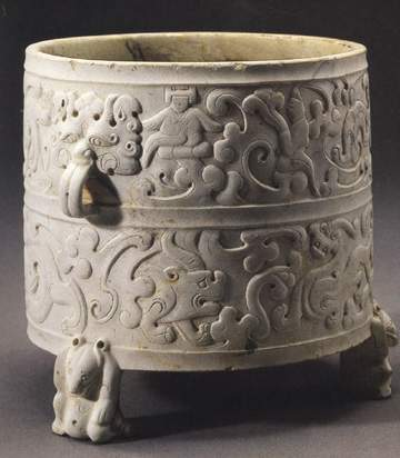 Trong số nhiều di vật được tìm thấy, nổi bật nhất là một bình ngọc bích cao 10,5 cm với hoa văn chạm khắc tinh xảo.(Ảnh: chinaculture)