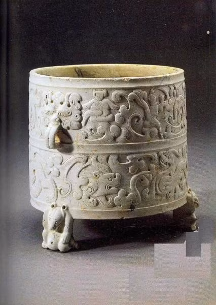 Có một số tranh luận về mục đích sử dụng của chiếc bình ngọc này. Một số chuyên gia cho rằng nó có thể được sử dụng để rửa bút lông, dựa trên việc phát hiện cặn mực từ hàng nghìn năm trước trong cạnh của bình. Tuy nhiên, nguồn gốc của thư pháp không phù hợp với thời đại của chiếc bình. Vì vậy, công dụng thực sự của nó vẫn còn bí ẩn.(Ảnh: baike)