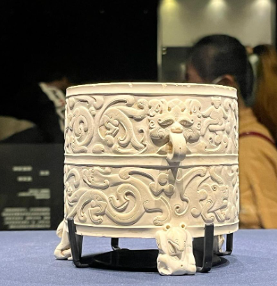 Chiếc bình ngọc có hình trụ, được làm bằng ngọc bích chất lượng cao.(Ảnh: instagram)