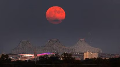 Mặc dù tên gọi Trăng xanh nhưng điều này không liên quan đến màu sắc của Mặt Trăng mà chỉ sự xuất hiện của lần trăng tròn thứ hai trong cùng một tháng hoặc lần trăng tròn thứ ba trong bốn lần trăng tròn của một mùa thiên văn. (Ảnh: The Indian Express)