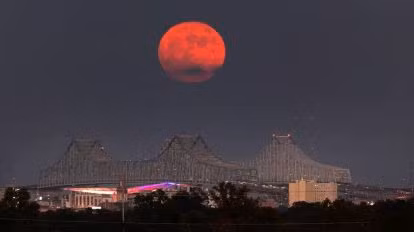 Mặc dù tên gọi Trăng xanh nhưng điều này không liên quan đến màu sắc của Mặt Trăng mà chỉ sự xuất hiện của lần trăng tròn thứ hai trong cùng một tháng hoặc lần trăng tròn thứ ba trong bốn lần trăng tròn của một mùa thiên văn. (Ảnh: The Indian Express)