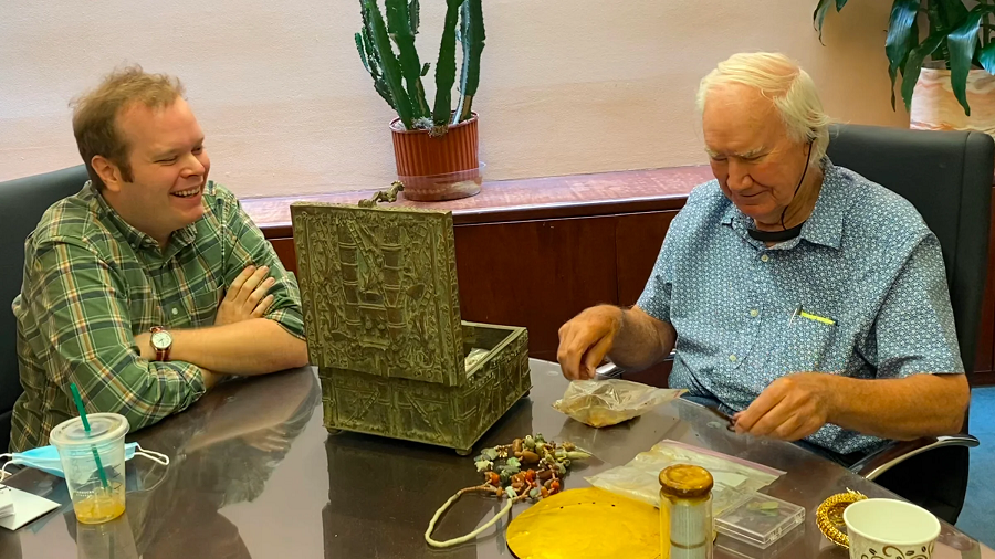 3. Kho báu của Forrest Fenn: Forrest Fenn, một nhà buôn đồ cổ người Mỹ, tuyên bố đã chôn một chiếc rương chứa đầy vàng và đá quý ở vùng núi Rocky vào năm 2010. Fenn để lại những manh mối trong cuốn sách tự truyện của mình, và hàng ngàn người đã tham gia cuộc săn tìm kho báu. (Ảnh: Outside Magazine)