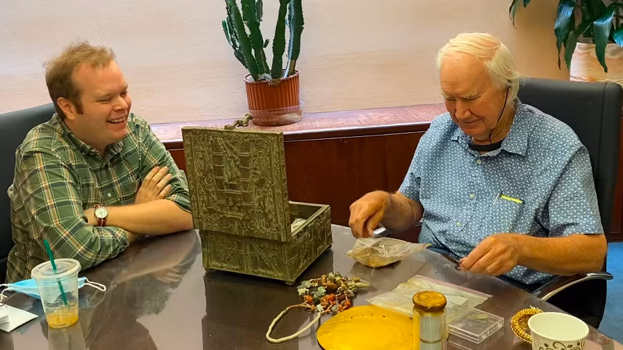 3. Kho báu của Forrest Fenn: Forrest Fenn, một nhà buôn đồ cổ người Mỹ, tuyên bố đã chôn một chiếc rương chứa đầy vàng và đá quý ở vùng núi Rocky vào năm 2010. Fenn để lại những manh mối trong cuốn sách tự truyện của mình, và hàng ngàn người đã tham gia cuộc săn tìm kho báu. (Ảnh: Outside Magazine)