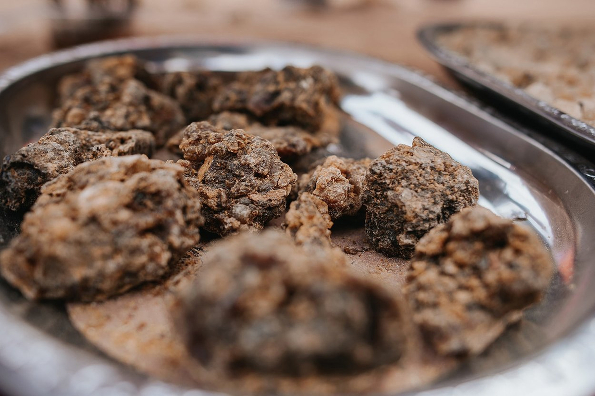 Ngoài ra, long diên hương còn được sử dụng để tạo hương vị cho sô cô la nóng và cà phê Thổ Nhĩ Kỳ ở châu Âu vào thế kỷ 18.(Ảnh:Wikiparfum)