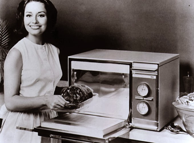 3. Microwave Oven (Lò Vi Sóng): Phát minh bởi Percy Spencer trong khi làm việc cho Công ty Raytheon vào những năm 1940, lò vi sóng ban đầu được dùng để làm nóng thức ăn nhanh chóng cho quân đội. Lò vi sóng đã trở thành một thiết bị gia dụng phổ biến trong các gia đình và văn phòng, giúp nấu ăn và làm nóng thực phẩm một cách nhanh chóng và tiện lợi.(Ảnh: Knowledge Zone)