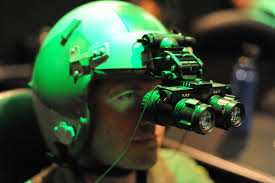 8. Night Vision (Thiết Bị Nhìn Đêm): Phát triển trong Thế chiến II và Chiến tranh Lạnh để giúp binh lính nhìn thấy trong bóng tối. Thiết bị nhìn đêm hiện nay được sử dụng trong an ninh, săn bắn, và các hoạt động ngoài trời.(Ảnh: AF.mil)