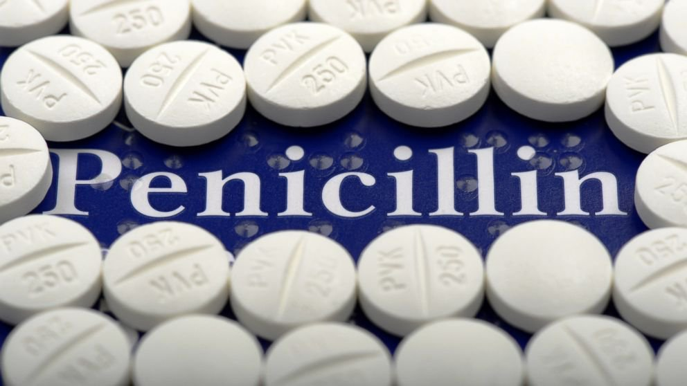 5. Penicillin (Kháng Sinh): Mặc dù được Alexander Fleming phát hiện vào năm 1928, penicillin được sản xuất đại trà và sử dụng rộng rãi trong quân đội vào Thế chiến II để điều trị các nhiễm trùng. Penicillin và các kháng sinh khác đã cứu sống hàng triệu người và trở thành một phần quan trọng của y học hiện đại.