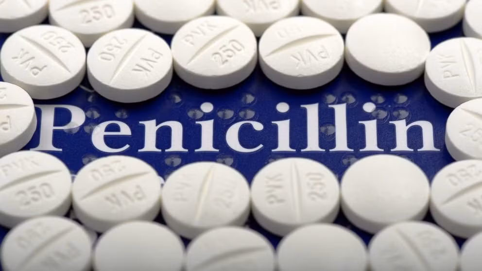 5. Penicillin (Kháng Sinh): Mặc dù được Alexander Fleming phát hiện vào năm 1928, penicillin được sản xuất đại trà và sử dụng rộng rãi trong quân đội vào Thế chiến II để điều trị các nhiễm trùng. Penicillin và các kháng sinh khác đã cứu sống hàng triệu người và trở thành một phần quan trọng của y học hiện đại.
