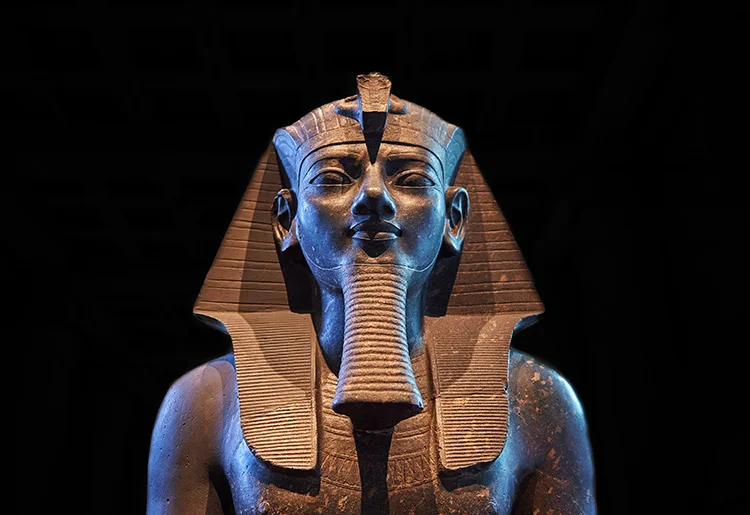 7. Amenhotep III: Amenhotep III, pharaoh của vương triều thứ mười tám, cai trị trong thời kỳ hoàng kim của Ai Cập cổ đại. Ông nổi tiếng với việc xây dựng nhiều đền đài và tượng đài, bao gồm các cột tượng Colossi of Memnon tại Thebes. Triều đại của ông được đánh dấu bởi sự ổn định và thịnh vượng. (Ảnh: History Hit)