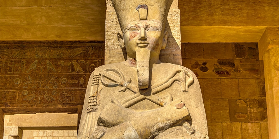 5. Hatshepsut: Hatshepsut, vị nữ pharaoh nổi tiếng của vương triều thứ mười tám, là một trong những nữ hoàng quyền lực nhất của Ai Cập. Bà đã thúc đẩy thương mại, xây dựng nhiều công trình kiến trúc ấn tượng và duy trì hòa bình trong suốt thời gian trị vì. Đền thờ của bà tại Deir el-Bahari là một minh chứng cho tài năng và tầm nhìn của bà. (Ảnh: National Geographic Kids)