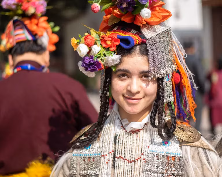 Ở bộ tộc Drokpa, việc đổi vợ không chỉ được chấp nhận mà còn được khuyến khích như một phần của truyền thống cộng đồng. Phong tục này được cho là nhằm củng cố tình đoàn kết và tăng cường sự gắn kết giữa các gia đình trong làng. Những người đàn ông Drokpa có thể trao đổi vợ của mình với người đàn ông khác trong làng mà không gặp phải bất kỳ sự phản đối nào từ cộng đồng.