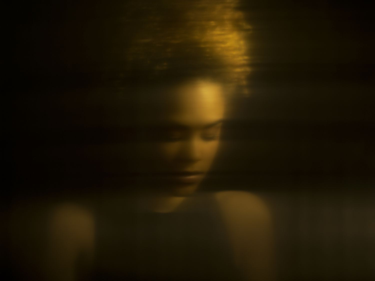 Déjà vu là một hiện tượng tâm lý thú vị mà nhiều người trong chúng ta đã từng trải qua ít nhất một lần trong đời. Thuật ngữ này bắt nguồn từ tiếng Pháp, có nghĩa là "đã từng thấy". Déjà vu mô tả cảm giác mà một người cảm thấy như đã trải qua tình huống hiện tại trước đây, mặc dù không thể nhớ chính xác là khi nào và ở đâu.(Ảnh: Verywell Mind)