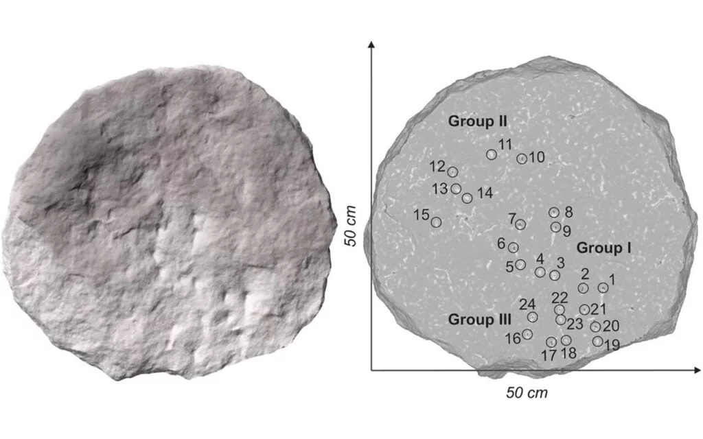 Bản đồ thiên thể trên tảng đá bao gồm các chòm sao như Thiên Yết, Lạp Hộ, Tiên Hậu và cụm sao Thất Nữ. Các hình khắc này được thực hiện bằng búa và đục, nhưng mục đích và tác giả của chúng vẫn là bí ẩn. (Ảnh: archaeologymag)