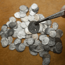 Điều đáng chú ý là kho báu này cho thấy sự lưu thông rộng lớn của tiền tệ thời Trung Cổ, hé lộ một mạng lưới giao thương sôi động.