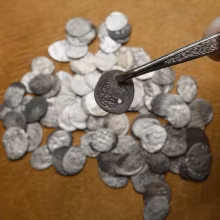 Điều đáng chú ý là kho báu này cho thấy sự lưu thông rộng lớn của tiền tệ thời Trung Cổ, hé lộ một mạng lưới giao thương sôi động.