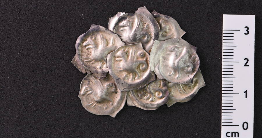 Một nhóm công nhân ở Đức đã phát hiện một kho báu lớn thời Trung Cổ khi đang thi công đường ống tại khu vực Rừng Đen, thị xã Glottertal, bang Baden-Württemberg.