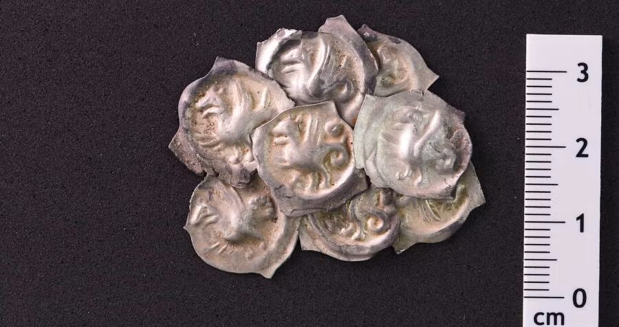 Một nhóm công nhân ở Đức đã phát hiện một kho báu lớn thời Trung Cổ khi đang thi công đường ống tại khu vực Rừng Đen, thị xã Glottertal, bang Baden-Württemberg.