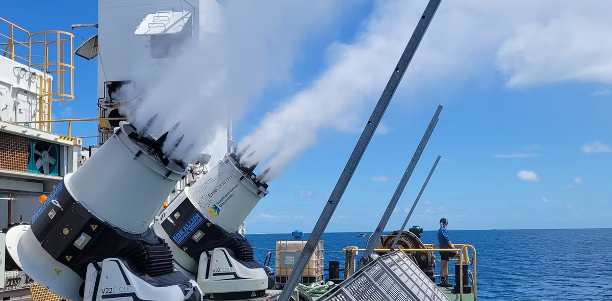 4. Cấy mây biển (Marine Cloud Brightening): Cấy mây biển là một ý tưởng khác liên quan đến việc tăng cường khả năng phản xạ của mây biển bằng cách phun các hạt muối biển vào không khí. Các hạt này sẽ giúp các đám mây phản xạ nhiều ánh sáng Mặt Trời hơn, làm giảm nhiệt độ của bề mặt đại dương bên dưới. Ý tưởng này đang được thử nghiệm và có tiềm năng trở thành một giải pháp hiệu quả để làm mát hành tinh, đặc biệt là trong các khu vực ven biển.(Ảnh: The Conversation)