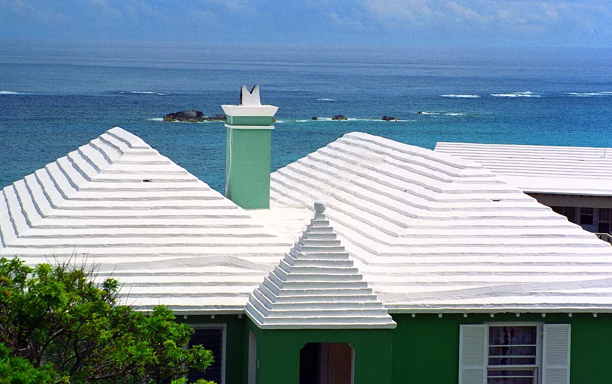 2. Tăng cường phản xạ bề mặt Trái Đất: Một giải pháp khác là tăng cường albedo – khả năng phản xạ ánh sáng của bề mặt Trái Đất. Điều này có thể được thực hiện bằng cách sơn mái nhà màu trắng, tạo ra các thành phố có bề mặt phản xạ cao hoặc thậm chí phủ một lớp vật liệu phản xạ trên các sa mạc. Khi bề mặt phản xạ nhiều ánh sáng hơn, ít nhiệt sẽ bị hấp thụ, giúp làm mát môi trường xung quanh.(Ảnh: Wikipedia)