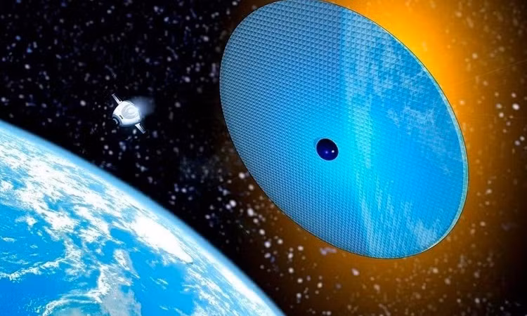 1. Phản xạ ánh sáng Mặt Trời bằng gương không gian: Một trong những ý tưởng táo bạo nhất là đặt các tấm gương khổng lồ hoặc những tấm phản xạ trong không gian để phản xạ một phần ánh sáng Mặt Trời trước khi nó có thể đến Trái Đất. Bằng cách giảm lượng bức xạ Mặt Trời đi vào bầu khí quyển, nhiệt độ toàn cầu có thể được giảm thiểu. Mặc dù kỹ thuật này còn ở giai đoạn ý tưởng và đòi hỏi công nghệ tiên tiến, nhưng nó mang lại hy vọng trong việc ngăn chặn sự nóng lên toàn cầu. (Ảnh: VN-Zoom)