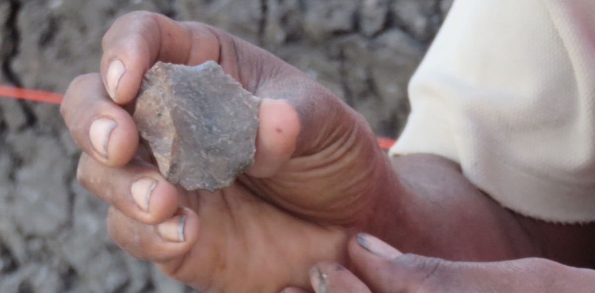 Homo floresiensis có kích thước cơ thể nhỏ, có thể là kết quả của hiện tượng “lùn hóa đảo” - một quá trình tiến hóa xảy ra khi loài sống cô lập trên đảo với nguồn tài nguyên hạn chế. Điều này giúp họ thích nghi tốt hơn với môi trường sống khắc nghiệt. (Ảnh: Phys.org)