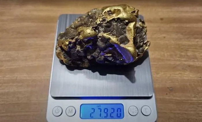 Việc bán cục vàng này đã thay đổi cuộc sống của Phillips, giúp anh trả nợ và cải thiện tình hình tài chính gia đình sau khi anh phải nghỉ làm vì vấn đề sức khỏe. (Ảnh: YouTube - Dig It Detecting)