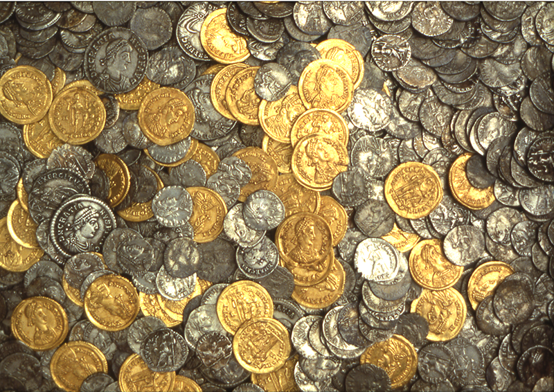 Kho vàng này được phát hiện tại làng cổ Hawkson ở Suffolk, gồm 14.191 đồng xu bạc, 565 đồng xu vàng, hơn 20 đồng xu đồng cùng nhiều trang sức và đồ thủ công mỹ nghệ bằng vàng, bạc. (Ảnh: Suffolk Heritage Explorer)