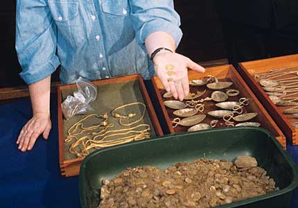 Kho báu có niên đại từ thời La Mã cổ đại, được chôn cất vào đầu thế kỷ V.(Ảnh: hoxnehoard.weebly)