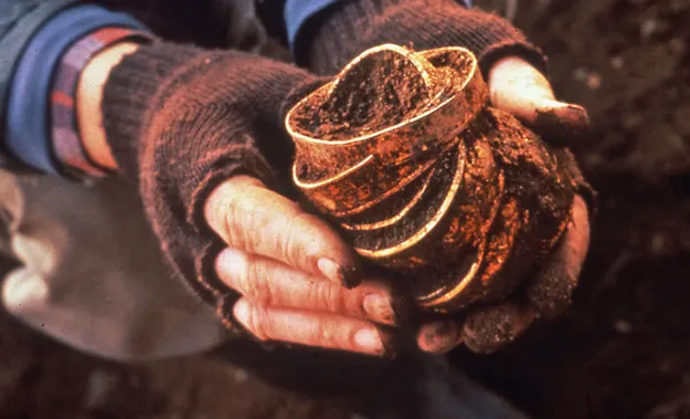 Theo luật Anh, kho báu không có người nhận sẽ thuộc về nhà nước, và Bảo tàng Anh đã chi trả cho Rouse 1,25 triệu bảng Anh (khoảng 38 tỷ đồng) làm phần thưởng. (Ảnh: Current Archaeology)