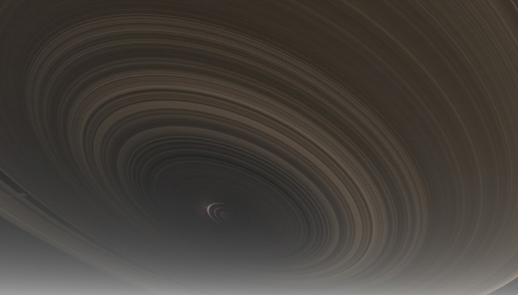 Hiện tượng các hành tinh khổng lồ lao dần về phía sao mẹ là kết quả của nhiều yếu tố phức tạp, bao gồm lực hấp dẫn, tương tác thủy triều, sự hình thành và di chuyển của hành tinh, tương tác với các hành tinh khác, và ảnh hưởng của đĩa khí và bụi. Những nghiên cứu về hiện tượng này không chỉ giúp chúng ta hiểu rõ hơn về sự hình thành và tiến hóa của các hệ sao, mà còn mở ra những cánh cửa mới trong việc khám phá vũ trụ. (Ảnh: WASP Planets)