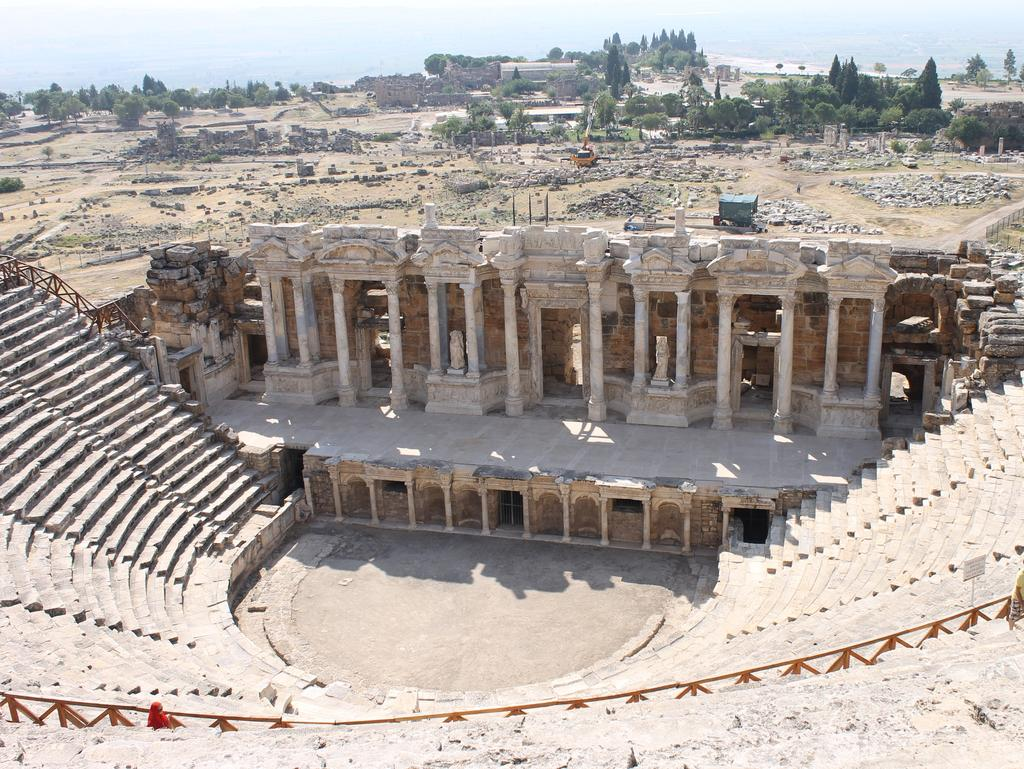 Theo thần thoại Hy Lạp, ngôi đền này được cho là nơi chứa "hơi thở của Hades", vị thần cai quản địa ngục, gây ra cái chết cho bất kỳ sinh vật nào đến gần. (Ảnh: News.com.au)